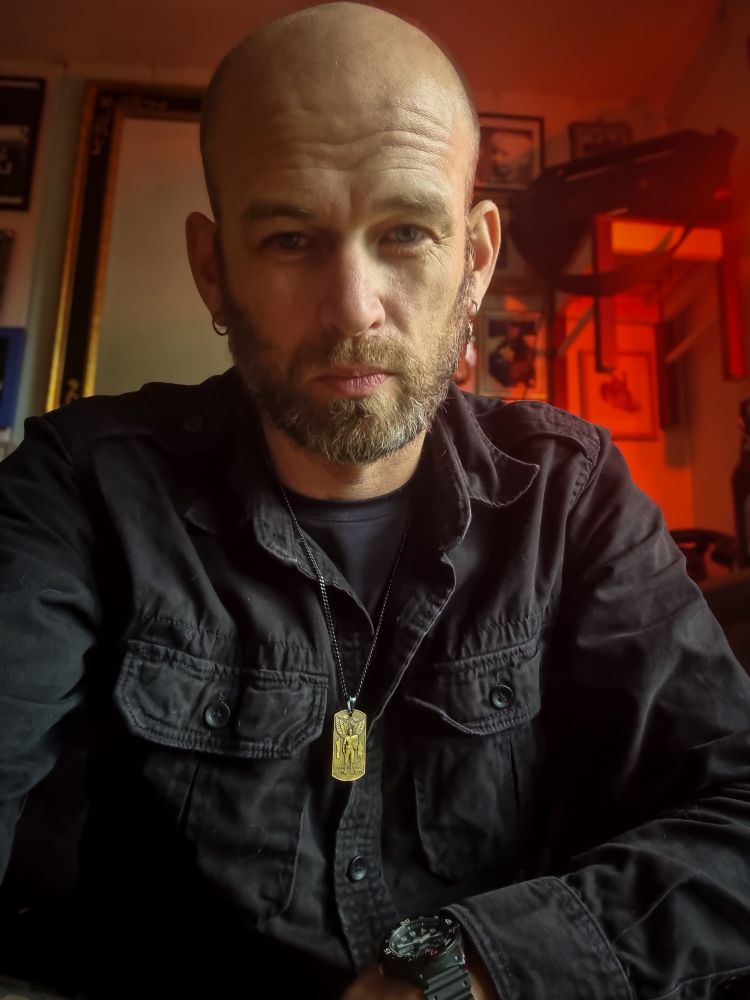 Wollte Euch so viel erzählen, weil gerade so viel passiert. Aber so'n g'schissenes Selfie-Video bekomme ich nicht hin. Stammel, stotter und viel zu lang für the algorithm. 

Anyway, hier die schriftliche Kurzform:

Ja, wir nehmen gerade ein Ian Leding full band Album auf.

Ja, wir nehmen gerade ein Ian Leding acoustic Album auf. 

Ja, wir nehmen gerade Lieder auf, die auf den Gedichten meines Großonkels basieren. Und da gibt es aktuell eine sehr schöne Kollaboration. 

Ja, ich nehme gerade Gitarren für einen Freund aus England auf. Er arbeitet gerade an einem neuen Album seiner Band. 

Ja, es geht mir gut und freue mich sehr, über all die spannenden Dinge, die gerade ablaufen. 🖤🦇

#ianleding