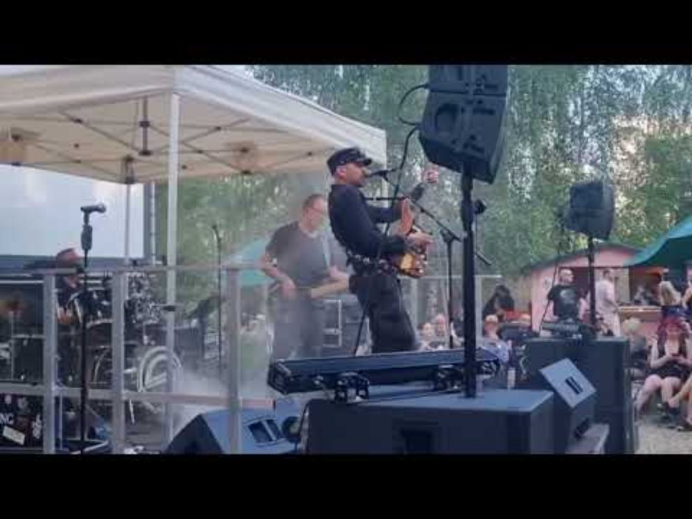 @ianleding: Girl with the far away eyes (live at Kulturfabrik Moabit)
