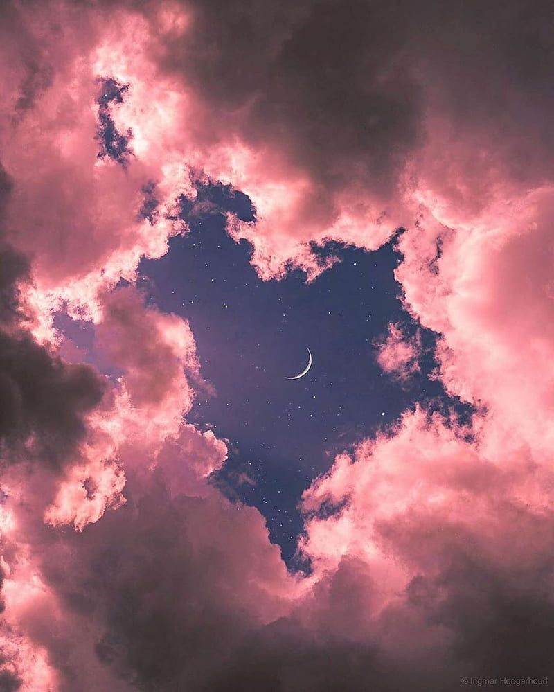 Nubes dejando un hueco con forma de corazón donde se ve la luna