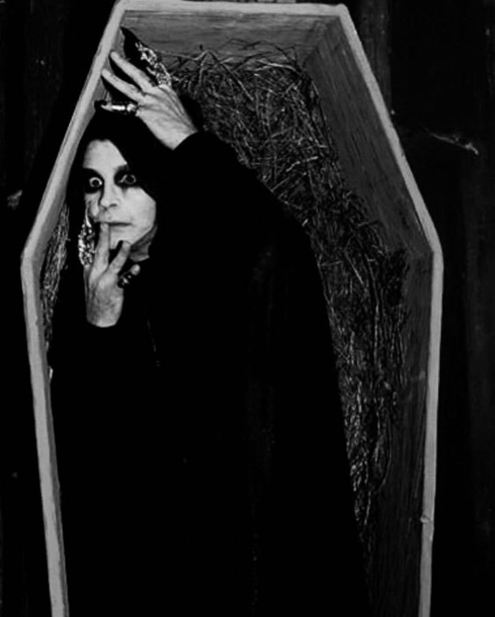 Ozzy Osbourne dentro una bara con espressione tra lo spavetato e il sarcastico. La bara non ha coperchio e ha della paglia dentro.