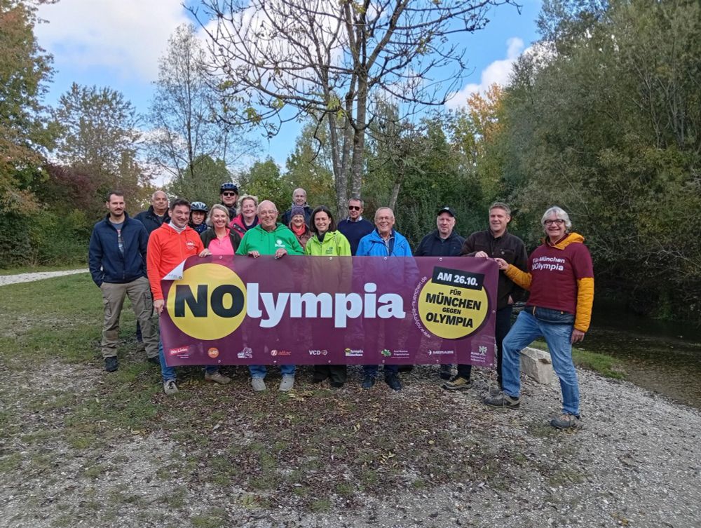 Foto: Menschen hinter Transpi:
"NOLYMPIA München"
