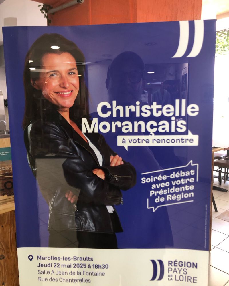 Poster de la présidente de la région Pays de la Loire, bras croisés et souriante, poster vu a Mamers, Sarthe.