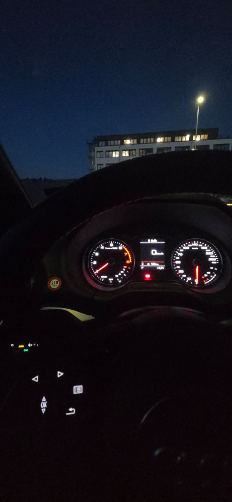 Der leuchtende Tacho eines Autos zeigt 0 km/h