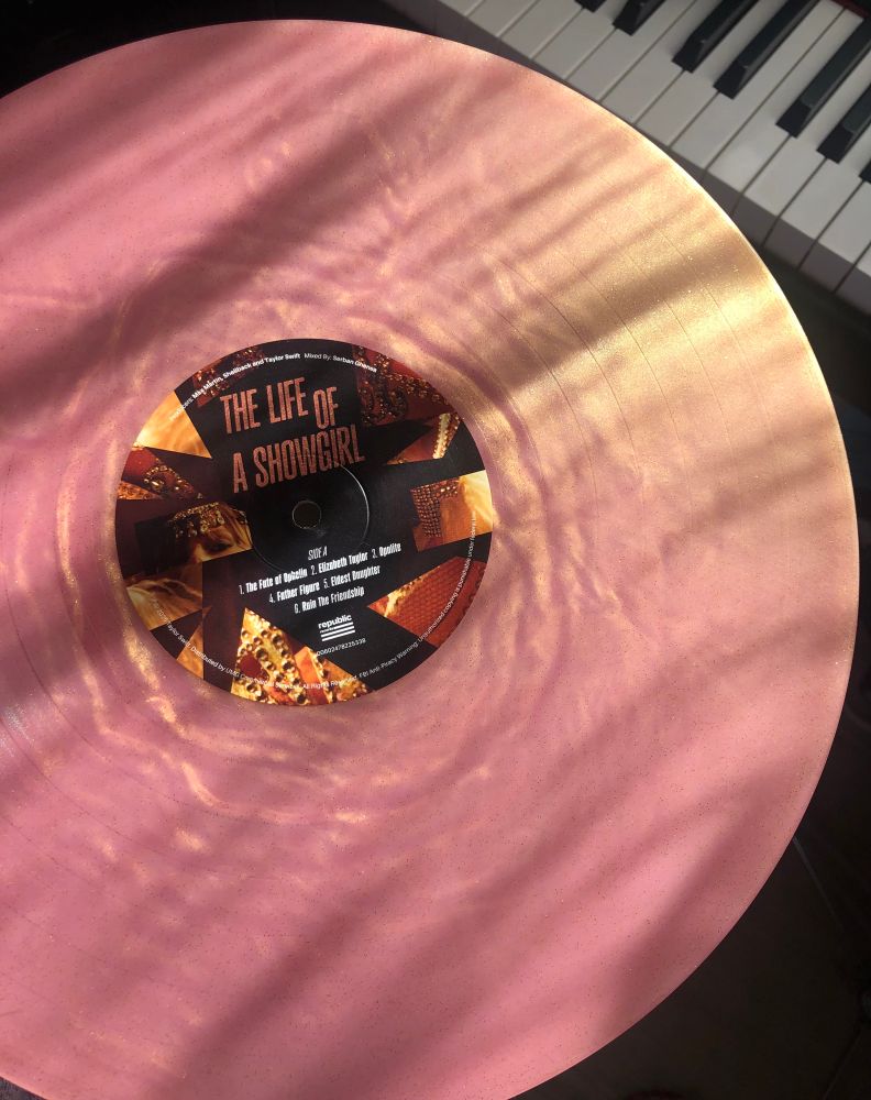 a close up of the pink shimmery disc, i’m standing close to a window so it’s almost gold in some parts and there are glitters all over the disc!! (bluesky might unfortunately ruin the quality)