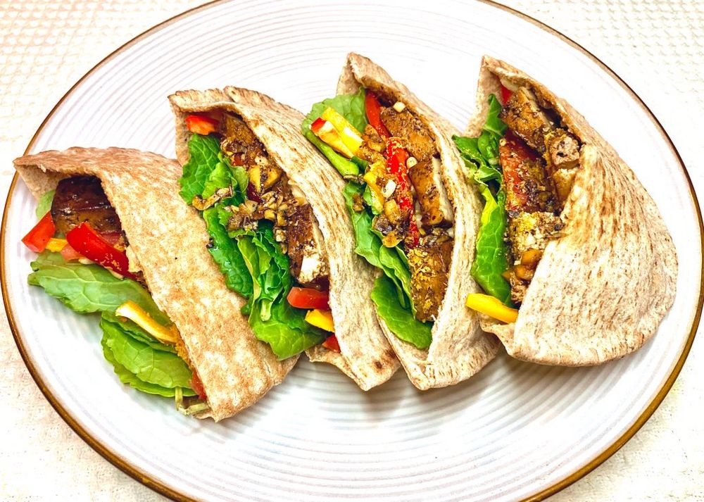 Vegan pitas! I made balsamic garlic herb marinated baked tofu with baba , tomato, sweet pepper, pine nuts, smokey nooch, baby kale in wheat pita 🥙🌱 #vegan 