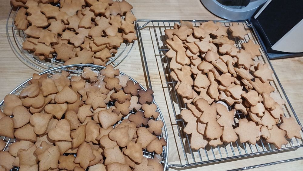 3 Backgitter voller ausgestochener Lebkuchen