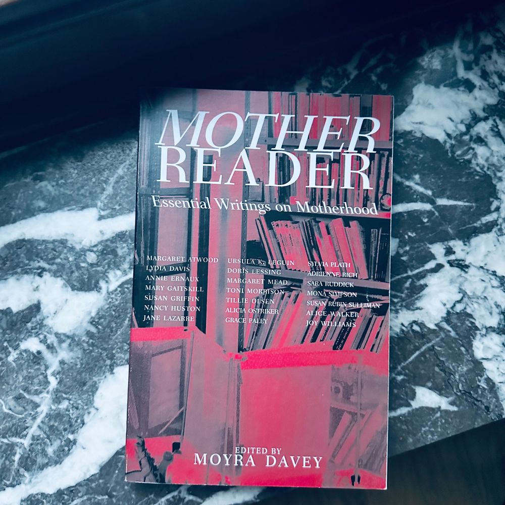 Photo du livre “Mother Reader. Essential Writings on Motherhood”, anthologie dirigée par Moyra Davey