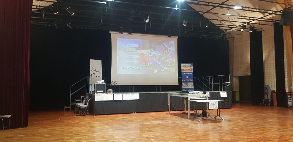 Photo de l'écran de proj avec Mario kart dans une grande salle