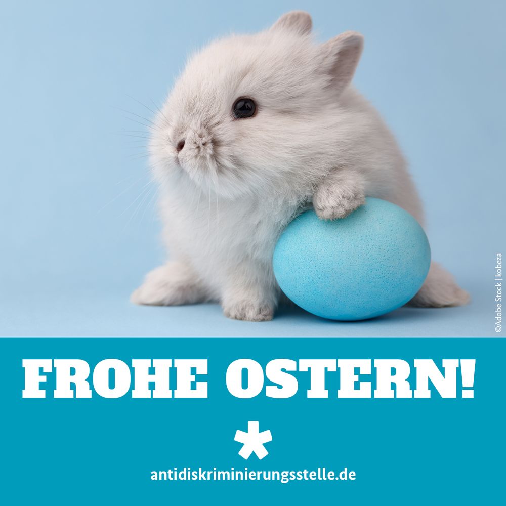 Ein Bild eines Hasen mit einem blauen Ei unter der Pfote. Darunter steht „Frohe Ostern!“. 