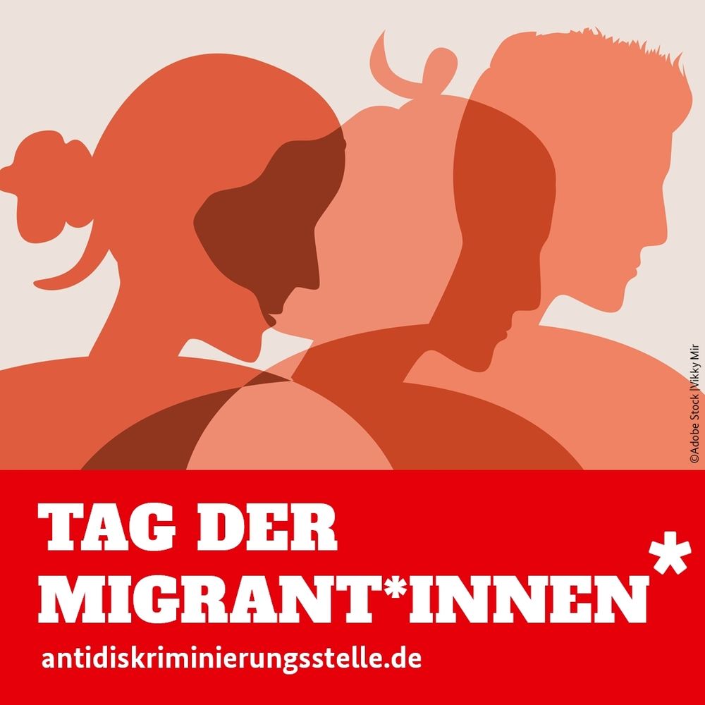 Auf der Kachel sind die Silhouetten mehrerer Menschen zu sehen. Unten drunter steht: Tag der Migrant*innen und die URL antidiskriminierungsstelle.de.