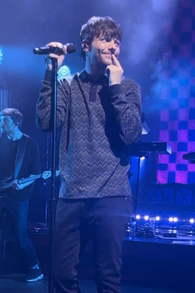 louis tomlinson on stage
