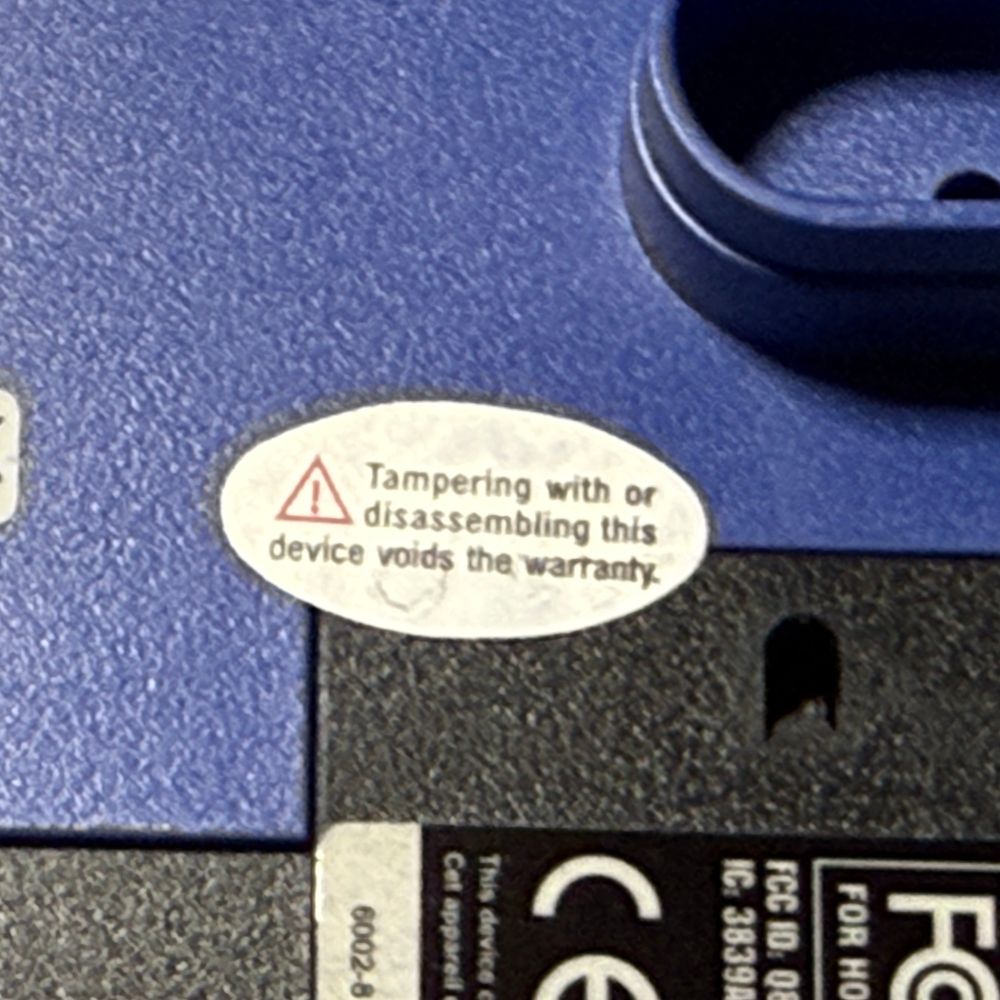 Tampering with or disassembling this
device voids the warranty.