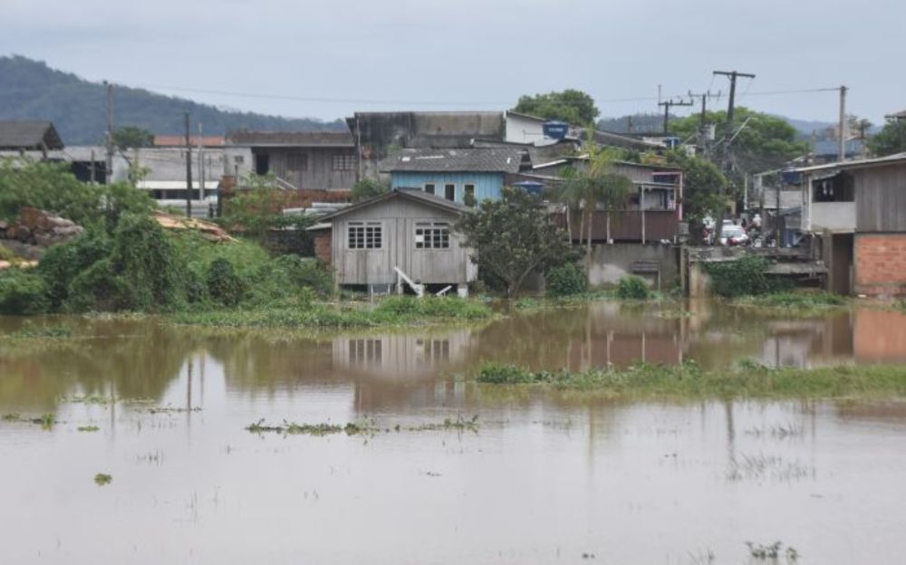 Homem se joga no rio para fugir da PM e morre afogado