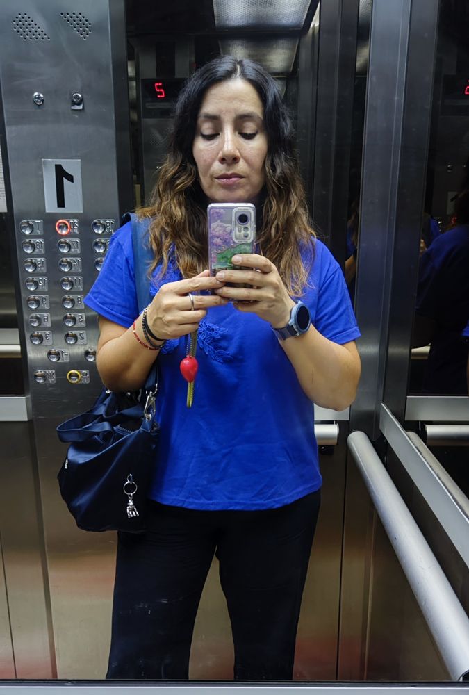 Foto de persona vestida de azul en un ascensor. 