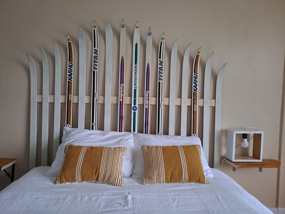 tête de lit faite avec des skis