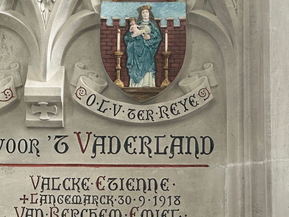 A memorial plaque in Dutch with a coat of arms and the word “Vaderland”