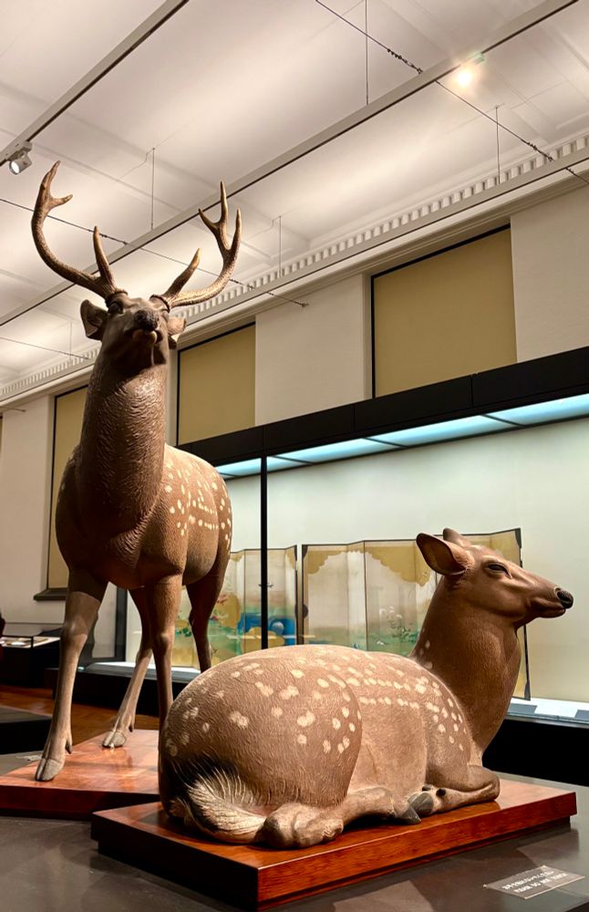 角を天に張った牡鹿の立像と地面に座る雌鹿の像の写真。像の作者はもりかわとえん。