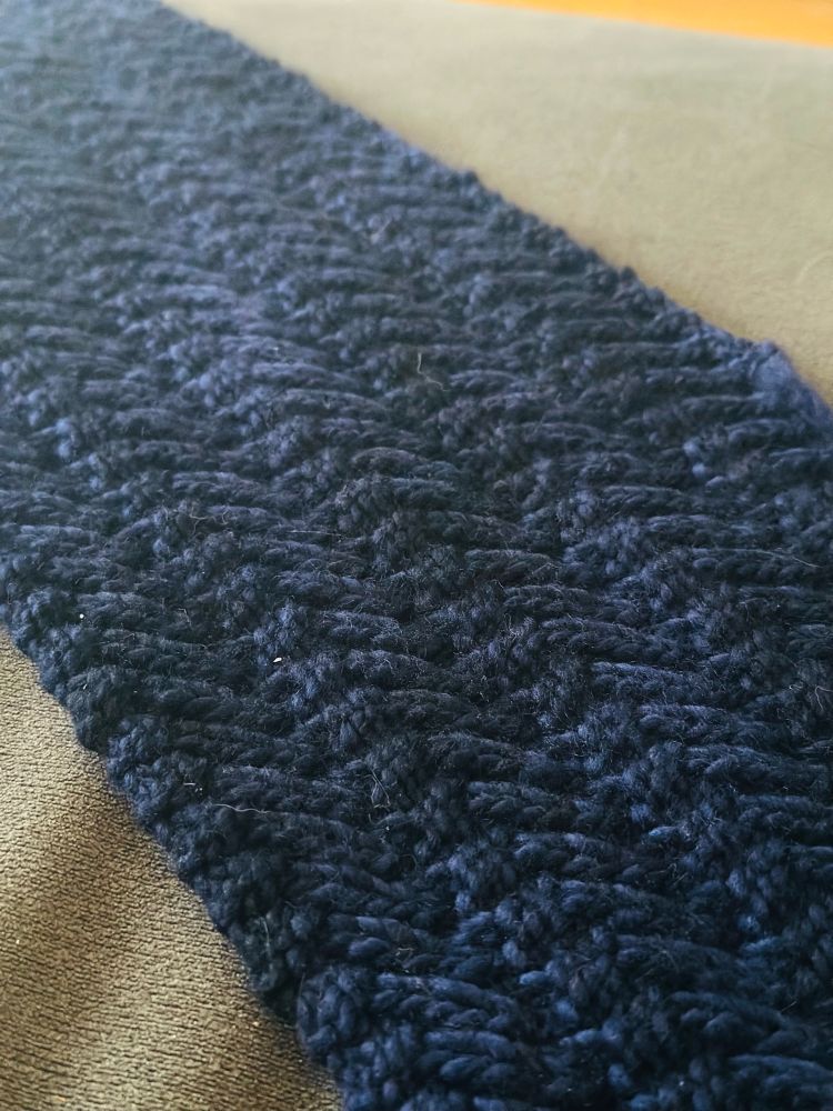 Knitting sample of a dark blue scarf 🧶 