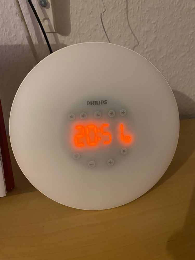 Tageslichteecker, ausgeschaltet, nur die Uhrzeit wird angezeigt.