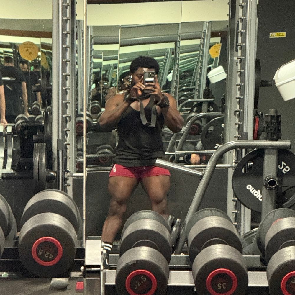 Hunk gay gaymer muscle himbo gymbro b8 gym leg day beefy legs mirror selfie sexy hang uk gay mas