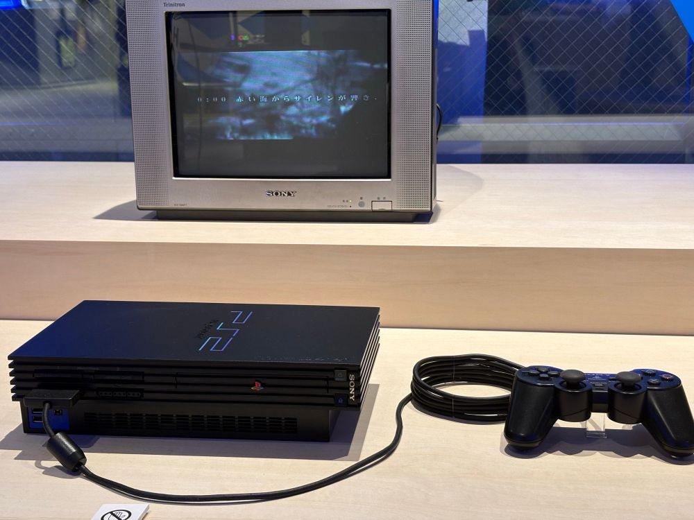 3枚目と同じく会場に展示されていたPlayStation 2の実物と当時現役だったソニーのブラウン管テレビを撮影した写真です。テレビにはSIRENというホラーゲームのトレーラー映像が流されていました。