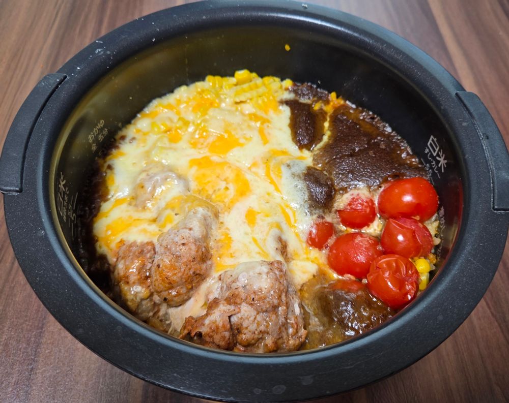 米と適当に家にあった野菜と肉、コンソメとカレールーを炊飯器にぶち込んだやつ