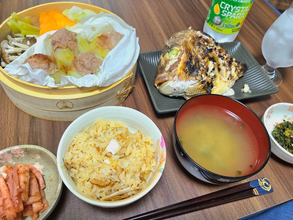 小玉ねぎの肉詰め
蒸し野菜
小松菜炒め物
ごんじり梅かつお
あおさのみそ汁
鯛の炊き込みご飯
もちろん鯛のあたまも食べました😋