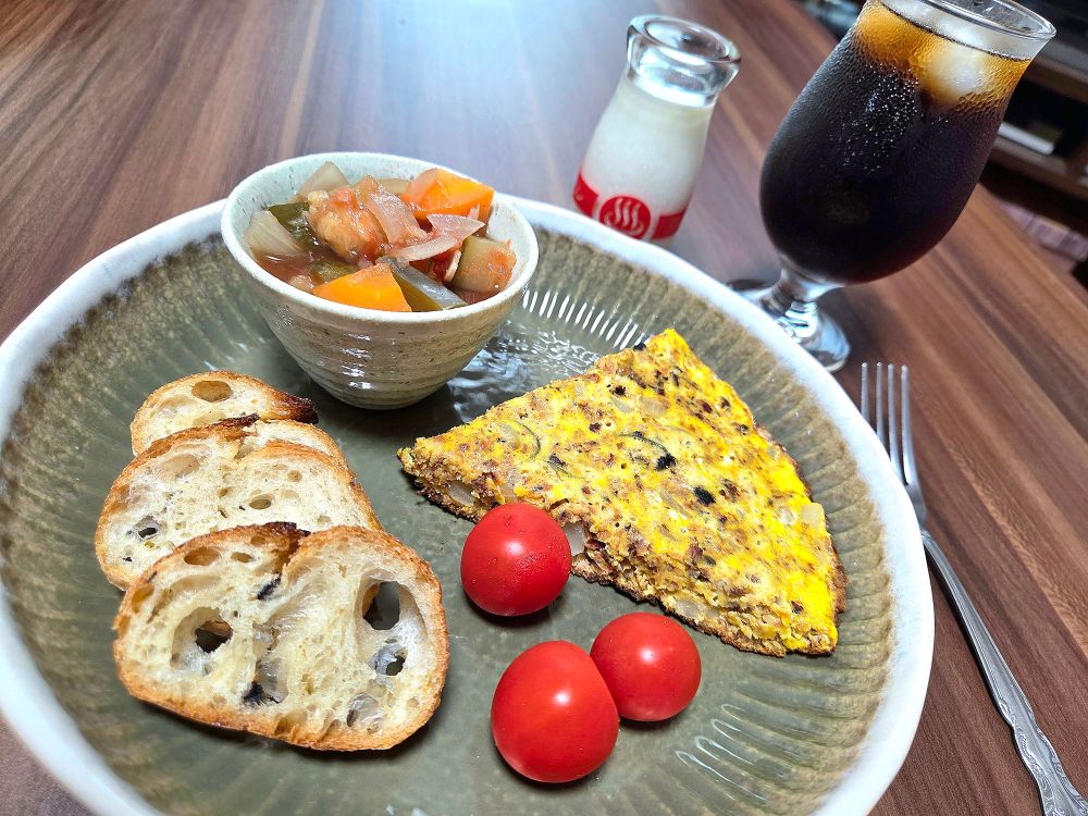 コンビーフとローズマリーのオムレツ
カポナータ
バケットとプチトマト
アイスコーヒー