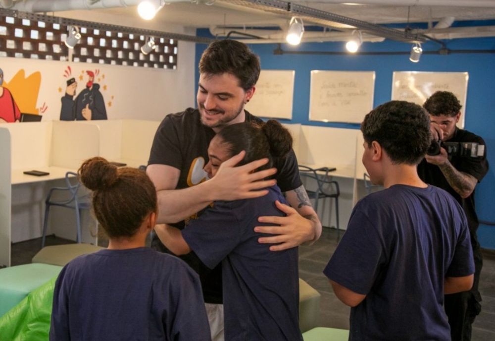 Em visita surpresa a escola, Felipe Neto lança projeto de acolhimento psicológico a adolescentes