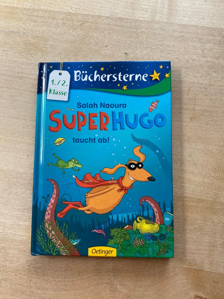 Buch: Salah Naoura Superhugo. Ein Hund mit Maske und Umhang taucht auf dem Cover