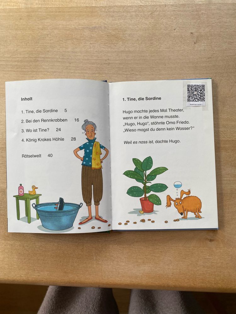 Aufgeschlagene Buchseite mit kleinem QR Code
