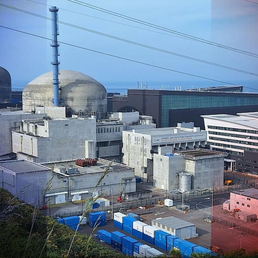 Er gilt schon jetzt als „Misserfolg”: Nach 17-jähriger Bauphase ist in Frankreich seit Ende Dezember ein neuer Atomreaktor am Netz. 12 Jahre zu spät und 20 Milliarden zu teuer. Emmanuel Macron spricht trotzdem von einem „großen Augenblick“ für sein Land.