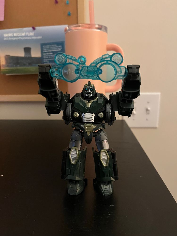 Alchemist Prime assembles his artifact above his head.