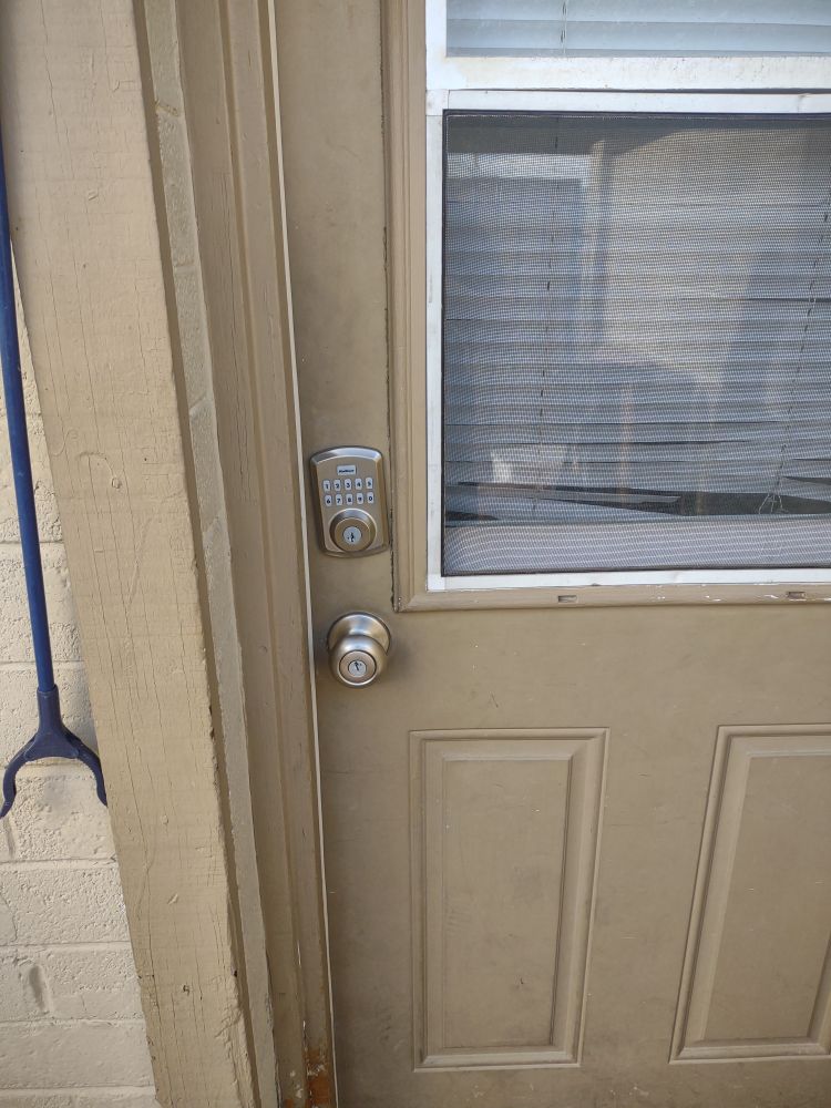 Door with upside down lock 