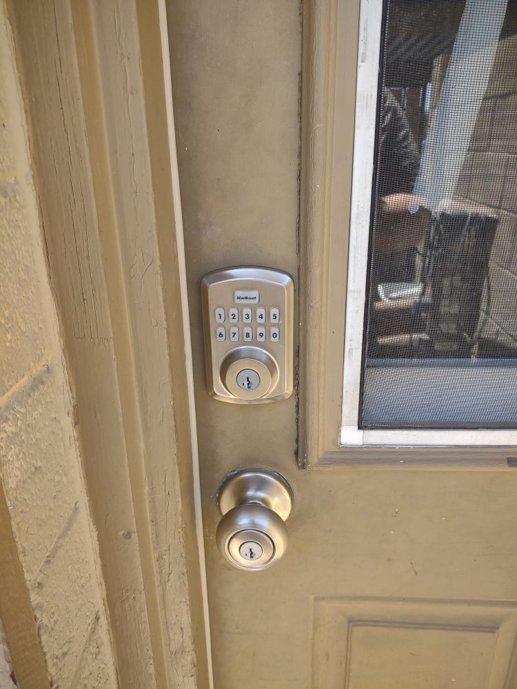 Same door with lock right side up 