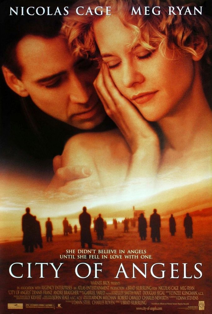 Pôster do filme “City of Angels” com Nicolas Cage e Meg Ryan, mostrando o casal em close e silhuetas de pessoas contra um pôr do sol.

