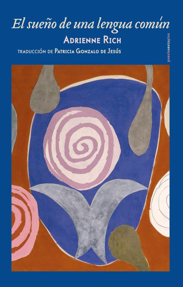 Portada del poemario El sueño de una lengua común de Adrienne Rich, en edición de Sexto Piso. Fondo azul con una pintura abstracta de espirales rosadas y blancas sobre formas orgánicas y colores cálidos.
