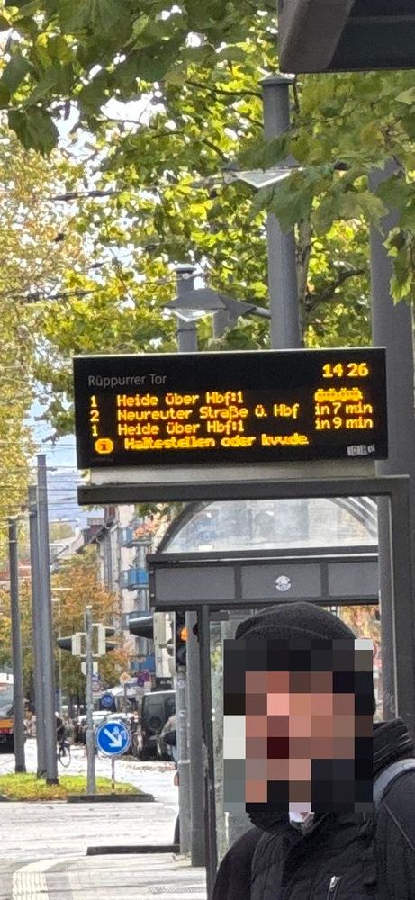 Haltestellenanzeige „Rüppurer Tor“ um 14:26.

Die nächsten Abfahrten:
Linie 1 Heide über Hbf:1
Linie 2 Neureuter Straße ü. Hbf in 7 min
Linie 1 Heise über Hbf:1 in 9 Minuten