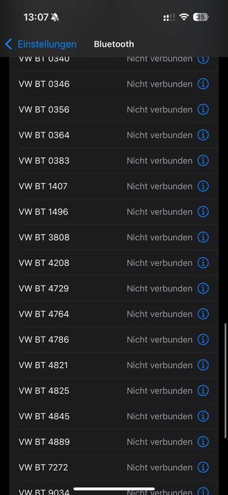 Screenshot aus den Bluetooth-Einstellungen eines iPhones. Der gesamte Bildschirm ist voll mit Geräten nach dem Muster „VW BT 1234“. Man kann erkennen, dass die Liste oben und unten so weiter geht.