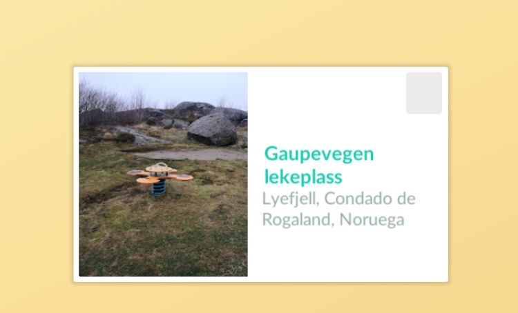 Cartão postal, do lado esquerdo uma foto de um gramado, aparentemente, com pedras e algumas coisas que não sei se são esculturas, cogumelos ou bancos pra sentar. Do lado direito, o texto “Gaupevegen lekeplass
Lyefjell, Condado de Rogaland, Noruega”