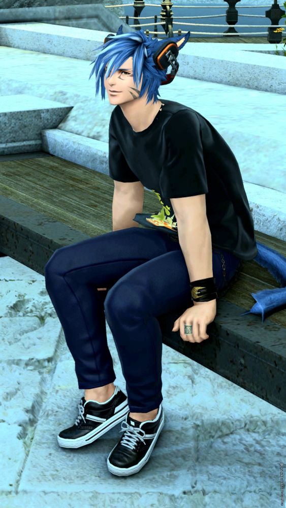 Different angle, same bench, same Miqo'te