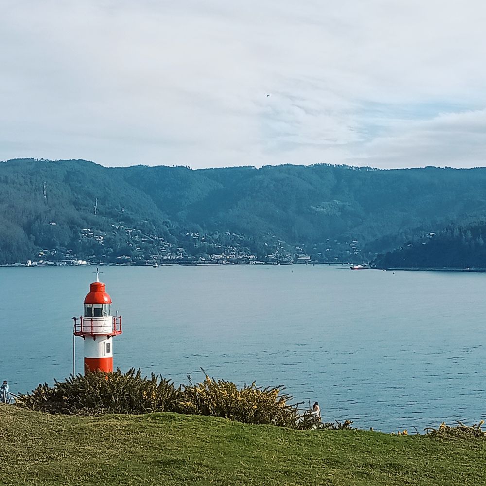 Faro ubicado en el Castillo de Niebla, Valdivia, Chile. 
Se ve el Rio Valdivia y al otro lado el pueblo de Corral 
