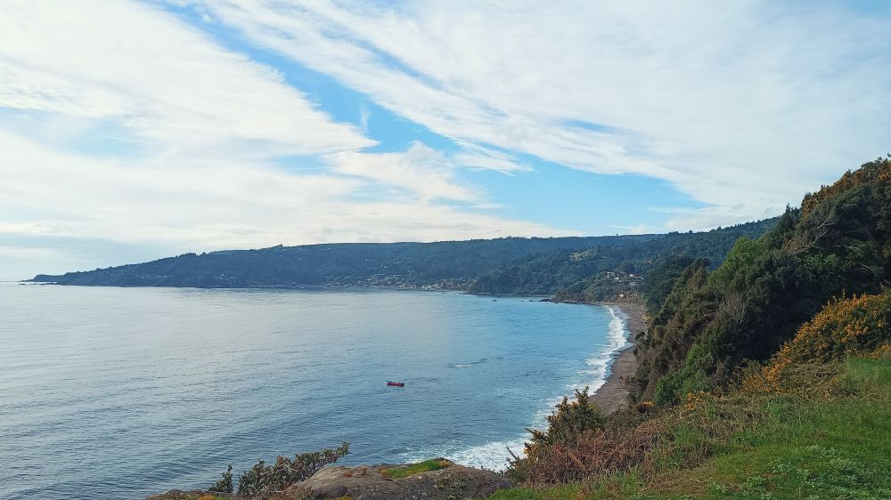 Playa de Niebla vista desde el Castillo, más al fondo el pueblo de Los Molinos, en la desembocadura del Río Valdivia al océano Pacífico.