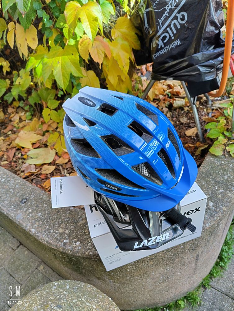 Neuer blauer Fahrradhelm