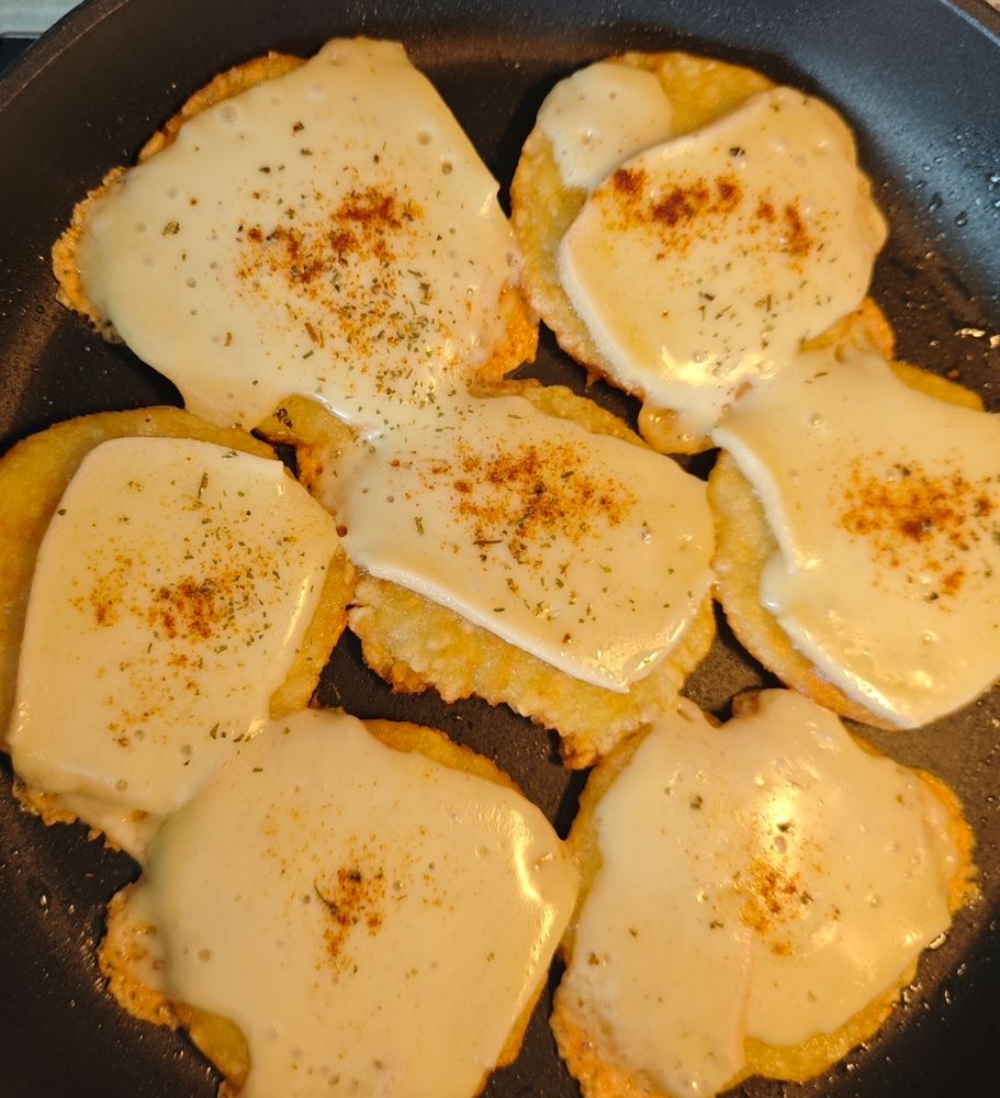 Röschtirundumeli in der Pfanne mit Raclette Käse belegt.