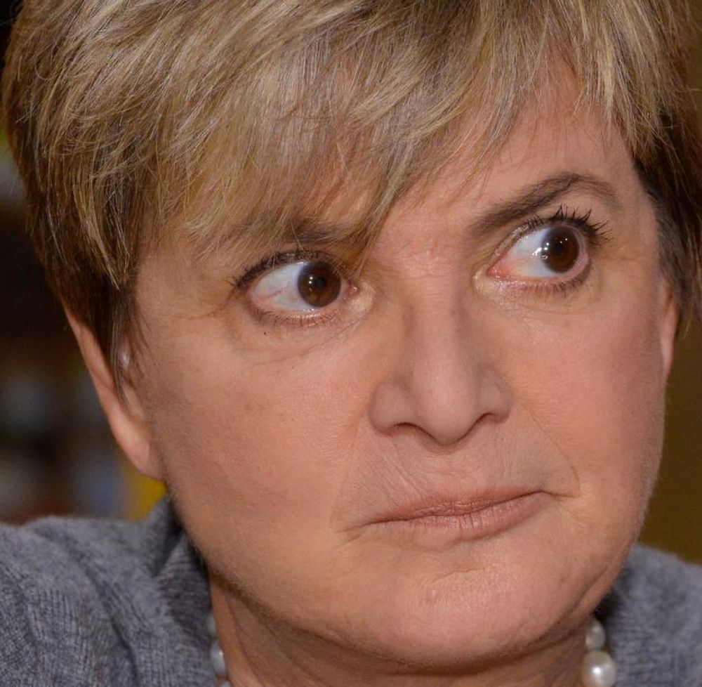 Erbost dreinschauende mittelalte Frau mit blonder Kurzhaarfrisur (Fürstin Gloria)