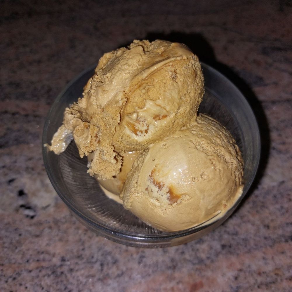 Das Bild zeigt ein Glasschälchen mit Eis von oben fotografiert.