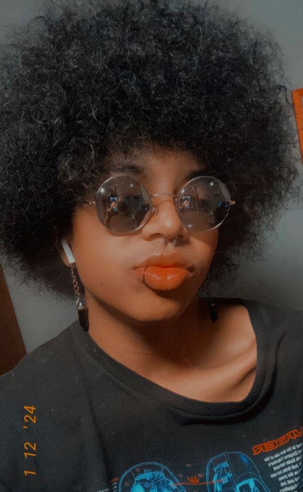 karma pouting @ the camera showin off her collarbone