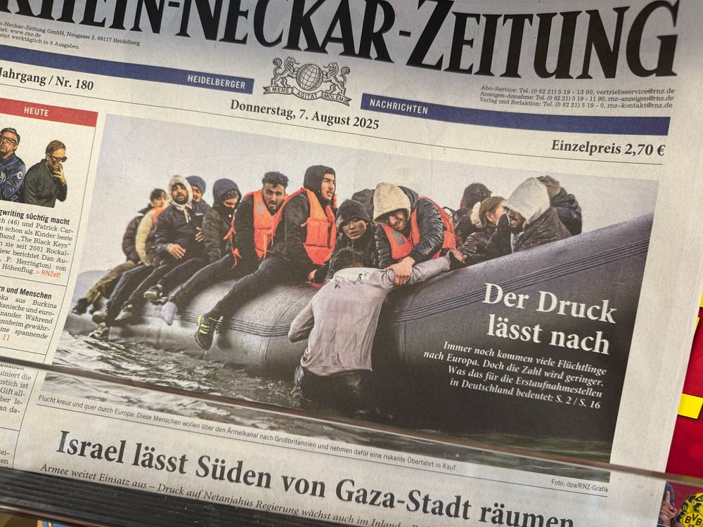 Titelseite der Rhein-Neckar-Zeitung von heute. Ein Bild eines Schlauchbootes mit Geflüchteten. Ein Mann hängt am Boot halb im Wasser und wird von den andern gehalten. Dazu der Text: Der Druck lässt nach. Immer noch kommen viele Flüchtlinge nach Europa. Doch die Zahl wird geringer.
Was das für die Erstaufnahmestellen in Deutschland bedeutet: S. 2 / S. 16