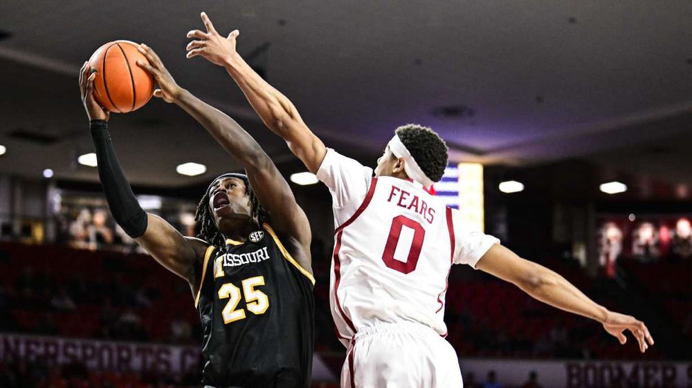 picture of a college basketball game, highlighting the back of Jeremiah Fears’ jersey which says “Fears-0”